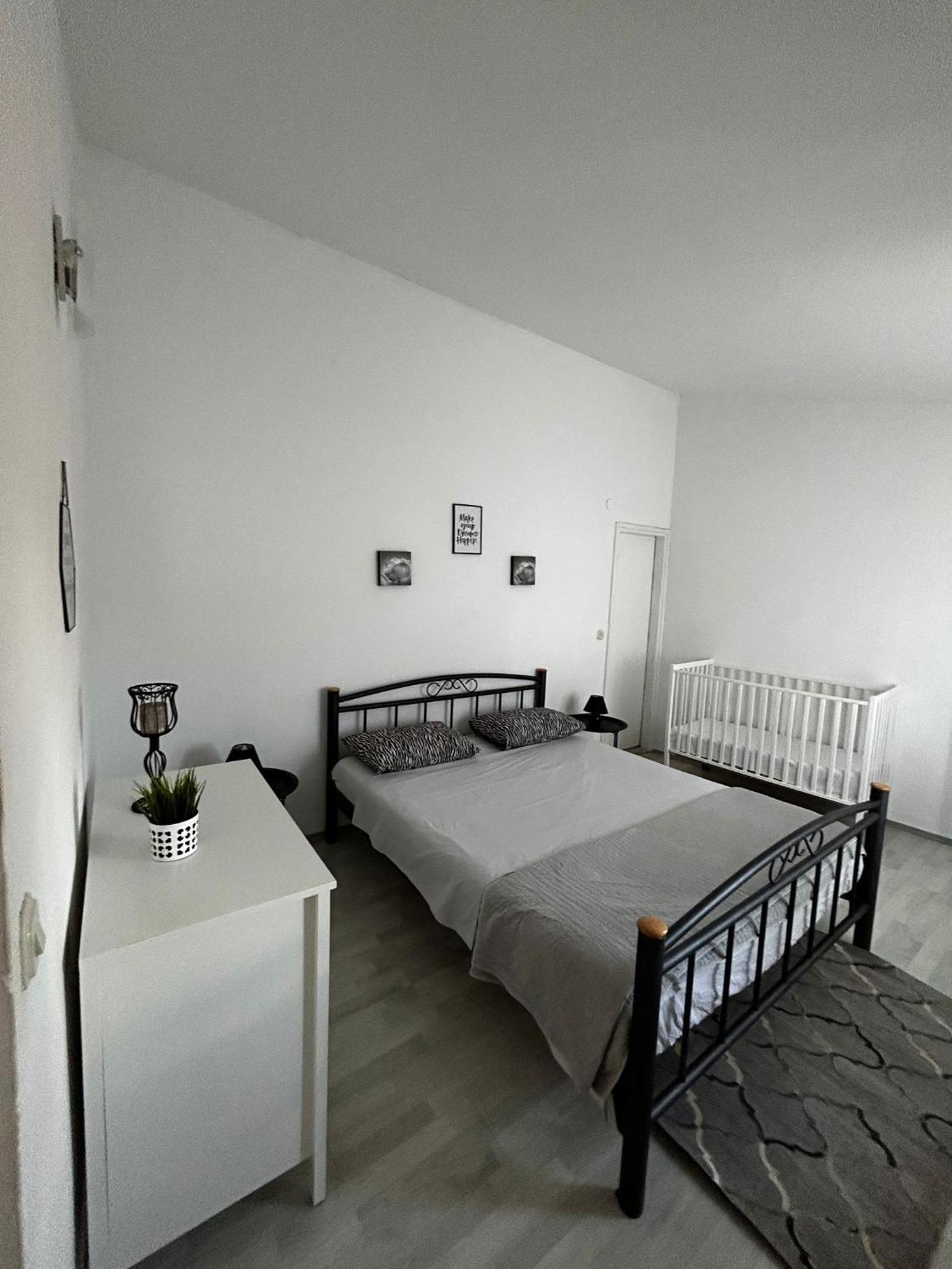 Apartments Petrovic Pirovac Eksteriør billede